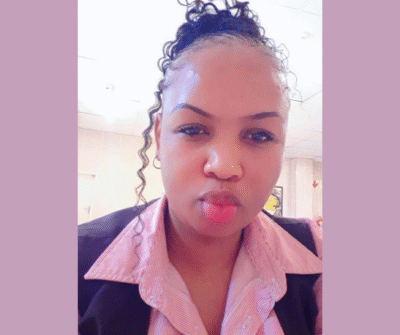 Zamanguni Gumede in her ShopRite uniform, smiling for a selfie at work