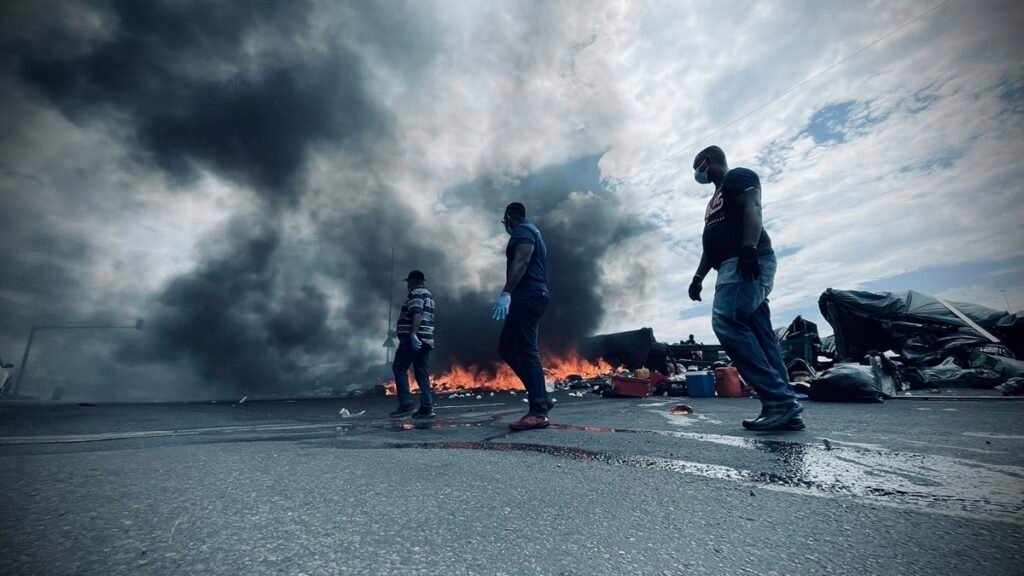 Durban residents discussing safety concerns near Che Guevara Road